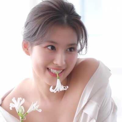 210405 - Sana doesn't like the taste of the flower