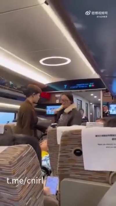 高铁上，女子推着婴儿车堵住了通道！面对乘务员的劝导，女子以“孩子需要休息”为由，不愿退让，期间，女子情绪激动，扔下背包和婴儿车转身离开，然后乘务员只能给她推车，又给她拿背包。
