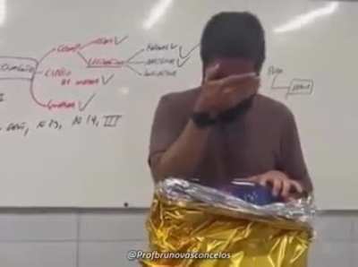 Professor ganha um PS5 dos alunos no dia do professor