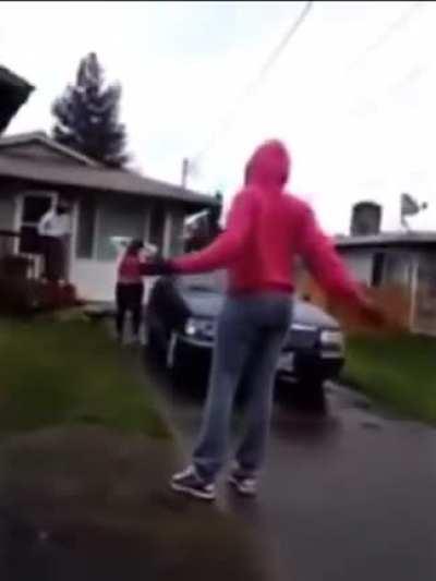 Girl pulls up to somebody’s 🏡 looking for a fight & gets beat up