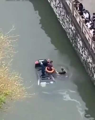 In Taizhou, China, a car fell into a river, 40-year-old Di Shuancheng, who noticed this, jumped into the water, taking a stone with him, and broke the window to save the trapped driver.