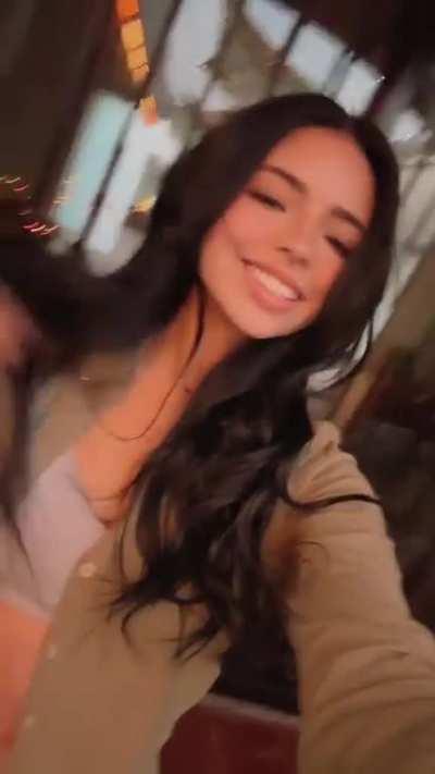 Angela Aguilar movió su pelo para enseñar sus tetas 😍🔥😋