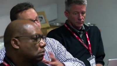 Polícia da Escócia ensinando como responder apropriadamente a diferentes tipos de ameaça e a preservar a vida da vítima e do suspeito