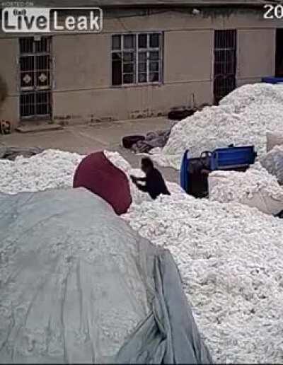 Зажигалка на складе хлопка