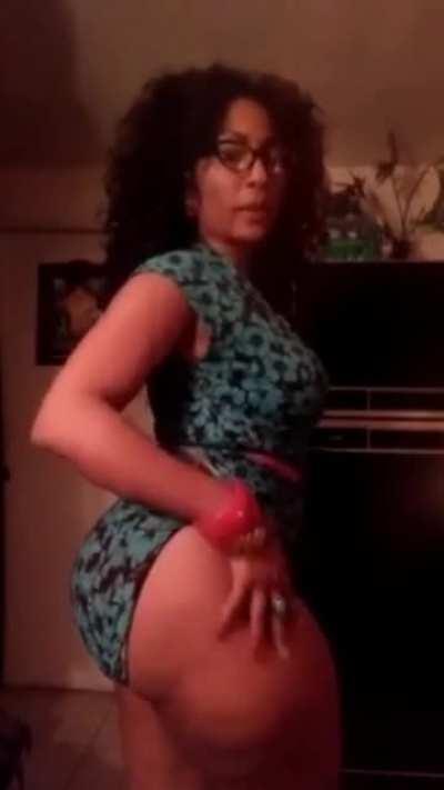 Thick slutty mom ready to get them cheeks clapped