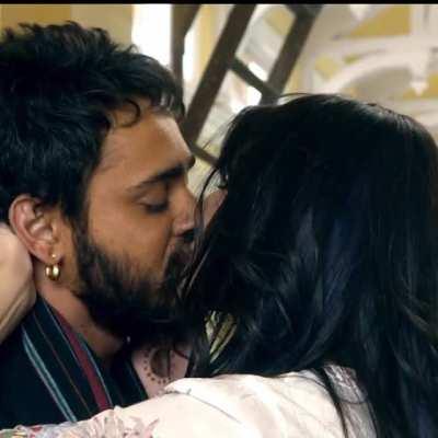 Anushka Sharma kissing scene in matruki bijlee ka mandola movie