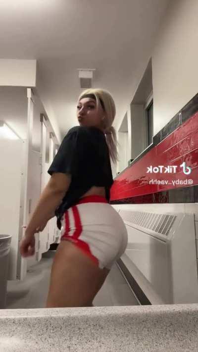 1 or 2 ⁉️ Big Booty Auntie VS Slim Thick Niece 