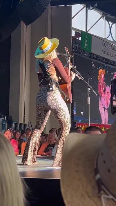 Lainey Wilson (RIP dat ass)