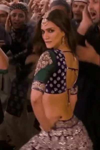 Everyone wants to put their tongue inside Kriti's gaand hole