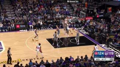 [Highlight] De'Aaron Fox ignites a sellout crowd with a thunderous dunk in transition