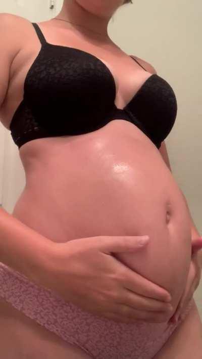 Have to keep the bump nice and moisturized 😊