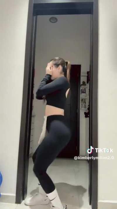 Me encanta verla y masturbarme cuando usa ropa deportiva