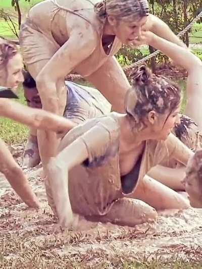 Anna Kendrick down blouse (Pitch Perfect 2)