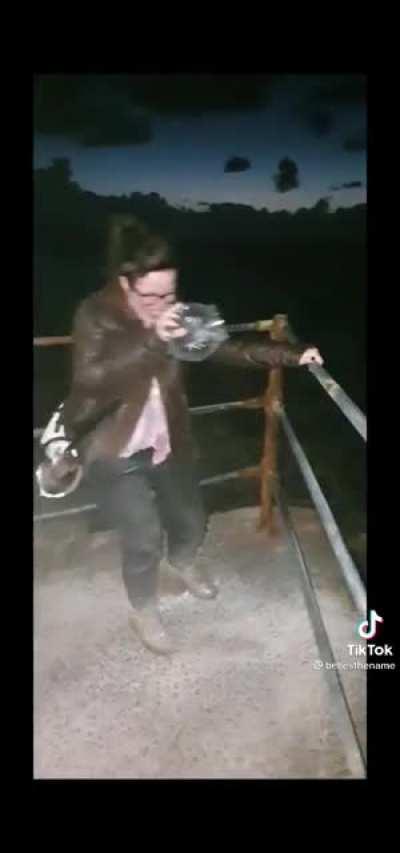 Дедушка туда не хочет.