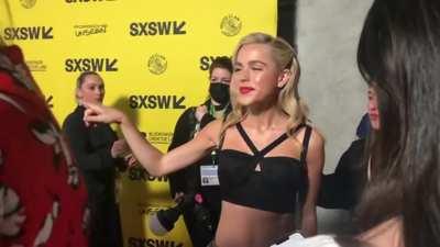 Kiernan Shipka, bellybutton