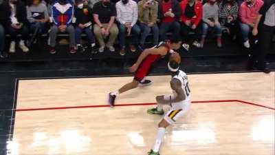 [Highlight] Anfernee shakes Clarkson with the cross and nails the jumper