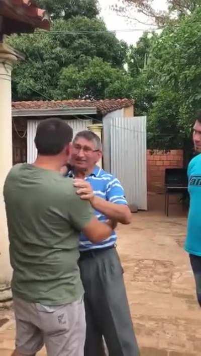 Ayer 15 years working and living in other country, a son surprises his father on his birthday.