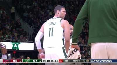 [Highlight] Brook Lopez throws down the reverse slam!