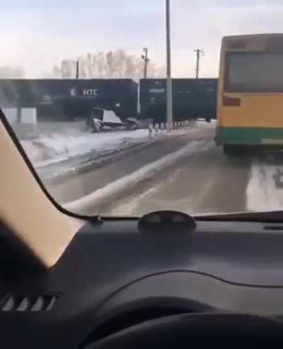 Hoy, en el territorio de Altai, un tren de carga chocó contra un automóvil y lo 