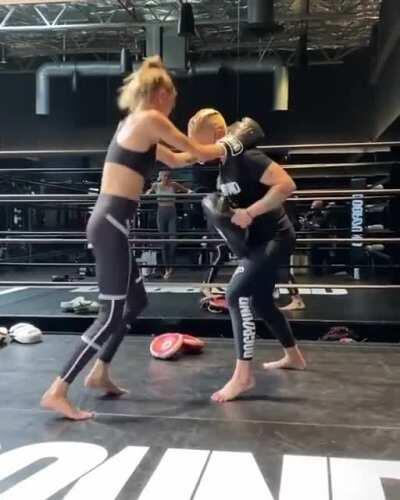 Cara beating a man