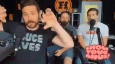 👀👀👀👀👀 (Courtesy of GifHaus)