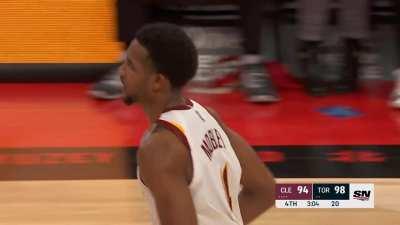 [Highlight] Evan Mobley tips the basketball into their own basket