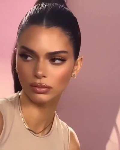 I bet Kendall Jenner could suck a cock. I guarantee it