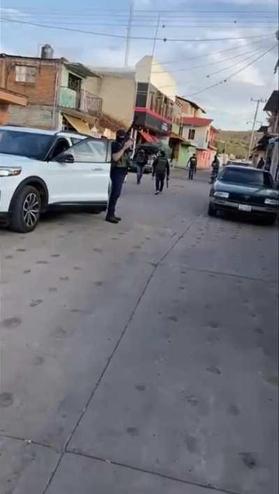 Aca podemos ver al cartel de MORENA en plena acción política