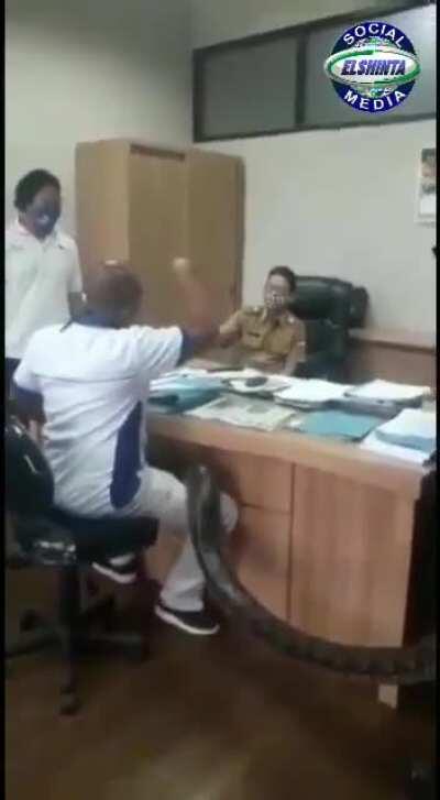 Seorang pria membawa seekor ular piton berukuran besar marah-marah sambil menggebrak meja diduga minta proyek kepada Kepala Dinas PUPR Kabupaten Bandung Barat, Anugrah, Senin (5/10)