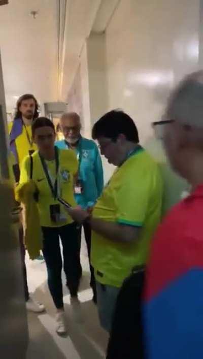 Bolsonaristas insultam e hostilizam Gilberto Gil em jogo no Catar.