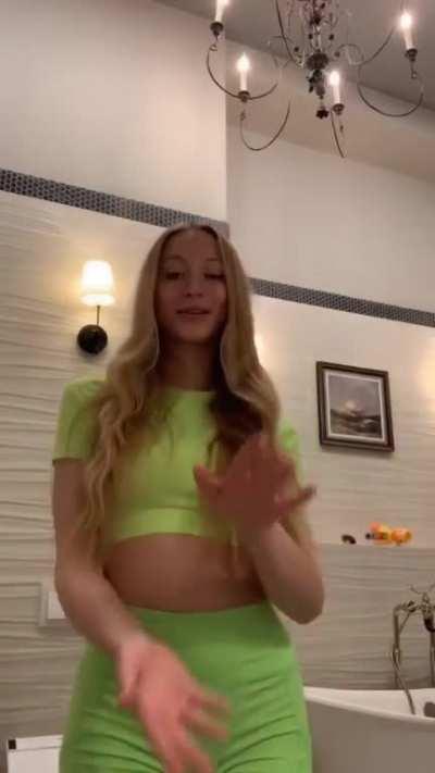 I told u she always show us her ass at the end🙈🙈