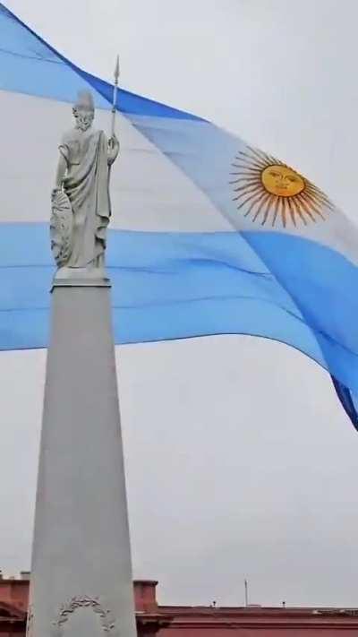 Histórico cambio de guardia con los Regimientos de Granaderos, Patricios y General Iriarte en Plaza de Mayo