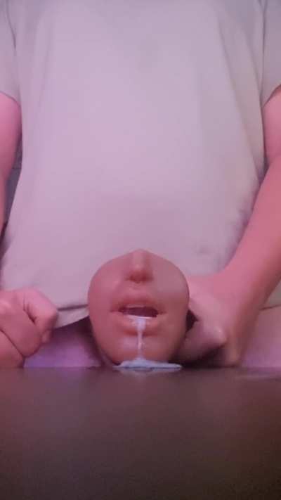 i like when it drools down her lips 😅