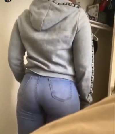 Big Booty Trayvia in jeans 
