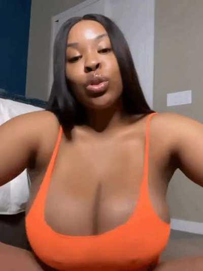 Who loves goon to ebony with big jugs?