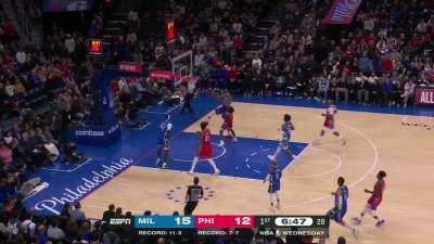 [Highlight] Jevon Carter tries to throw the lob to Giannis but accidentally puts it in the hoop