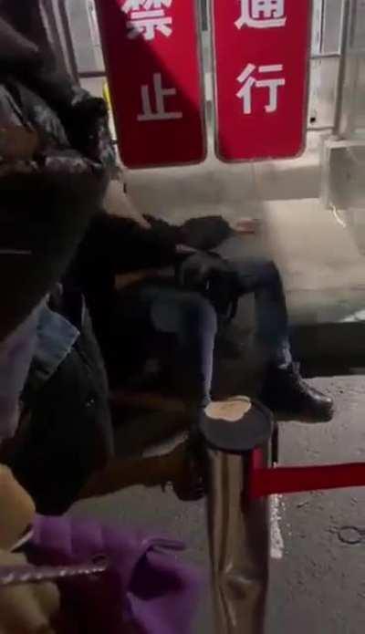 Woman in China suffocated in front of hospital but refused entrance because she had a fever. She died as a result.