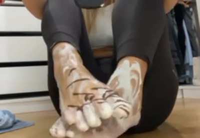 Who wants the full vid? Goon for my messy feet!!🍼🍼🍫🍫