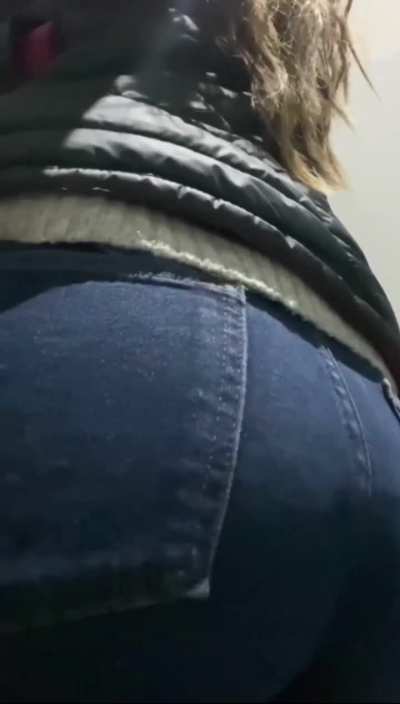 jeans bathroom toot 💨