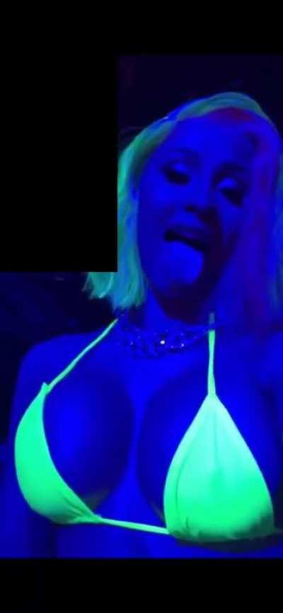 That tongue flick 🤤 also sorry for the black box I had to edit out the guy flicking his tongue next to her, it was killing the mood lol