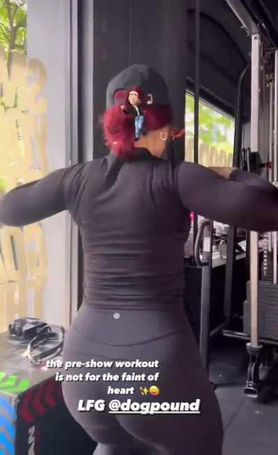 Pre-show workout via IG story (May 2023)