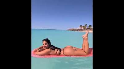 CINTHIA CRUZ ESSA BUNDA E MUITO GOSTOSA - GRUPINHO NOS COMENTARIOS