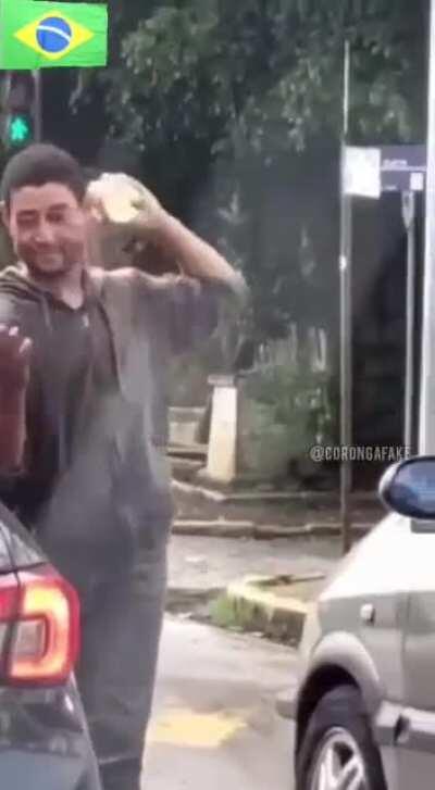 Artista de rua “no Mundo x no Brasil”