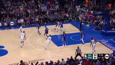 [Highlight] Harden caught ball-watching as Grayson cuts in for an open layup to tie the game