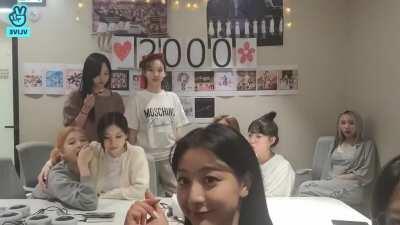 210410: Jihyo giving finger heart (feat. Twice)