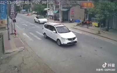 Tesla lost control when parking and took off to hit 7 vehicles killing 2. Driver found not under influence (Oct. 5)