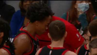 [Highlight] Scottie Barnes drills the half court buzzer beater to end the first quarter