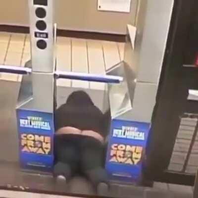 Forget paying. I'll just show my ass for free🍑