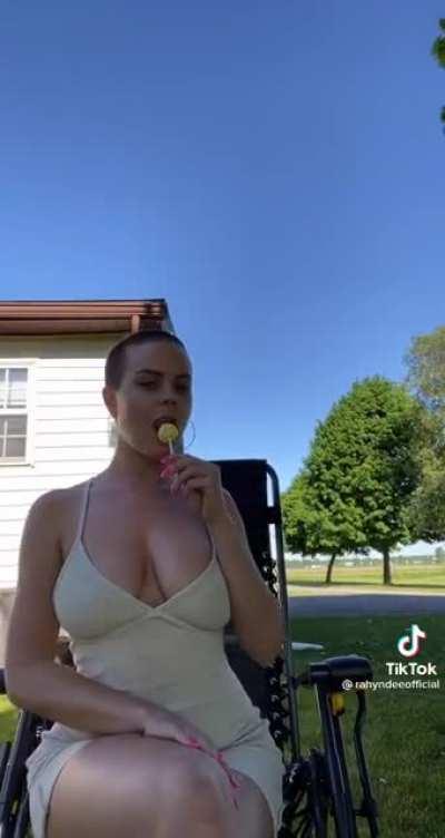 Tootsie Poppin' 😯