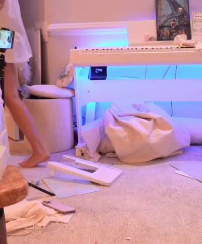 Cinna tailoring her Streamer Awards dress w/ Bonnie - November 2025